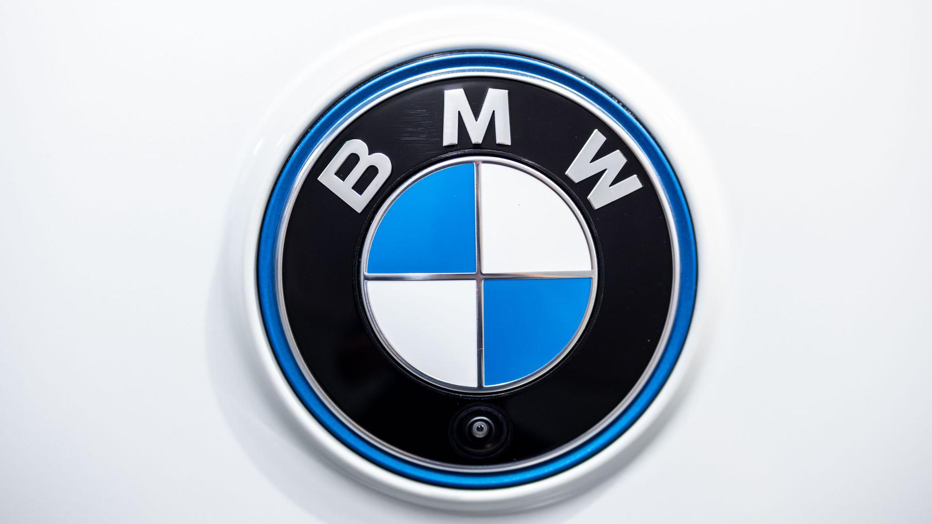 Das BMW-Herstellerlogo.