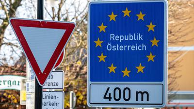 Ein Schild an der Grenze zwischen Deutschland und Österreich. Die Sieben-Tage-Inzidenz steht in Österreich bei rund 1000.