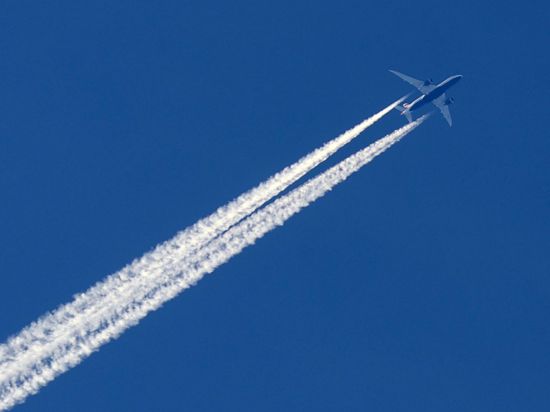 Die Luftverkehrsbranche diskutiert, wie man aus der Klimakrise herauskommen könnte.