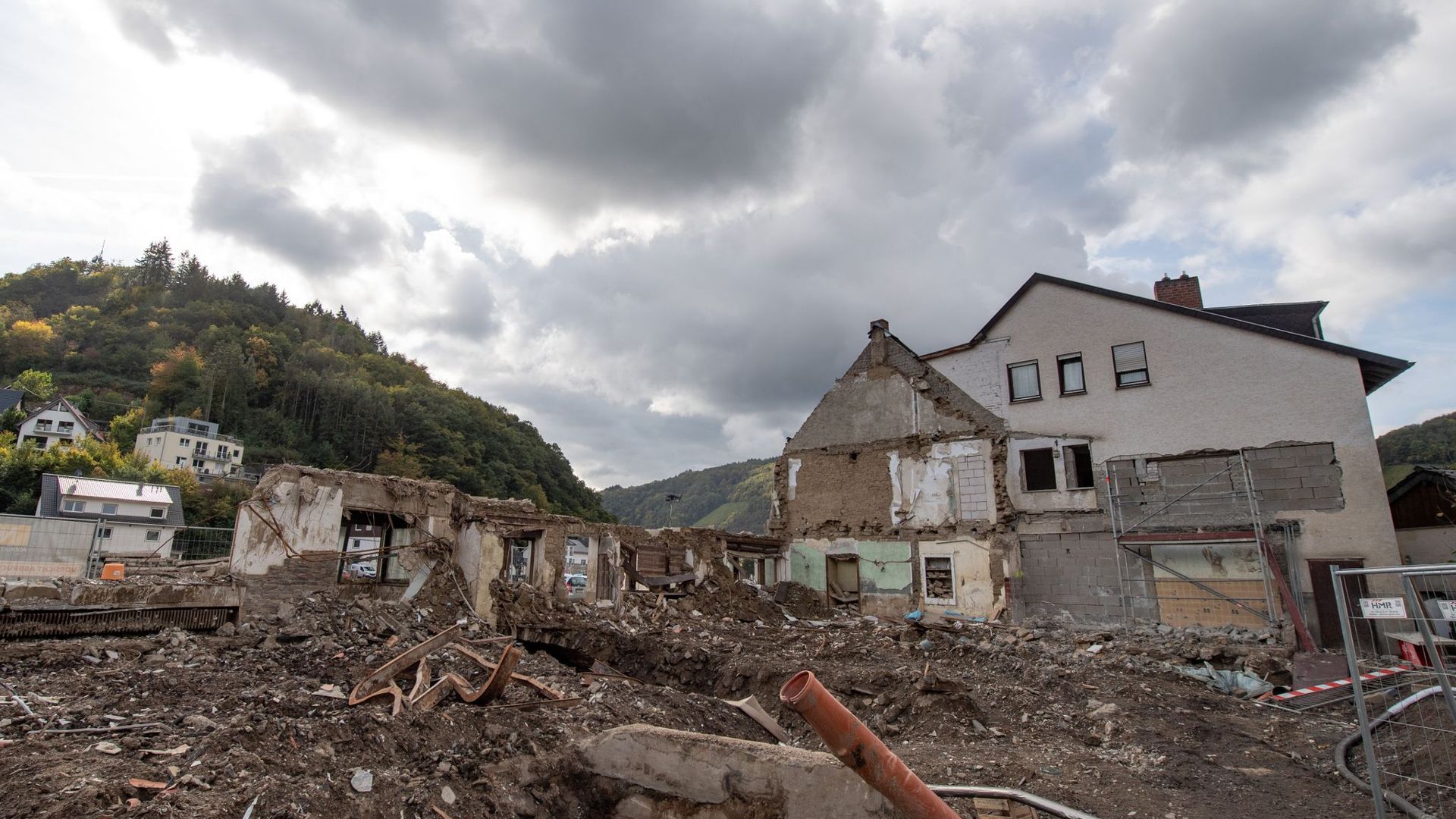 Ein zerstörter Gasthof am Ufer der Ahr in Dernau drei Monate nach der Flutkatastrophe vom Juli. (Archivbild)