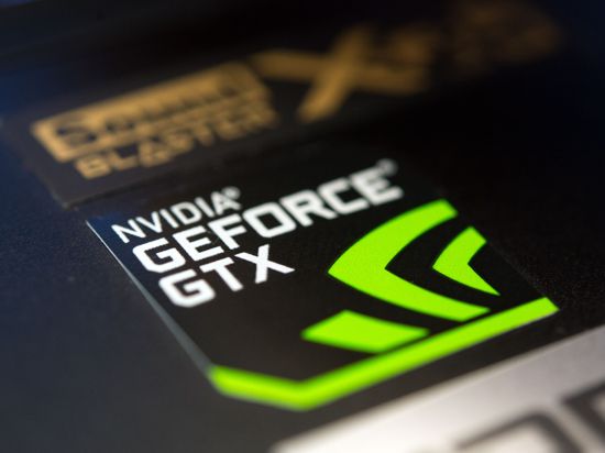 Ein Aufkleber von einer NVIDIA-GeForce-Grafikkarte klebt an einem Notebook. (Archivbild)