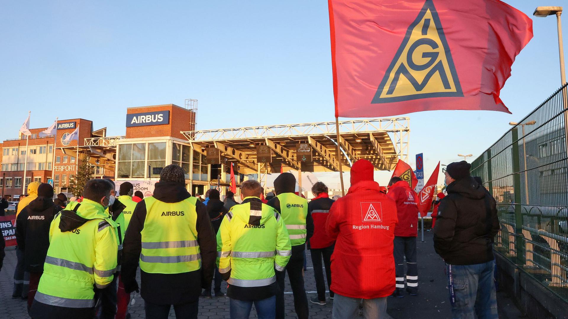 Laut IG Metall haben sich mehr als 14.000 Beschäftigte an den Warnstreiks an sechs deutschen Standorten von Airbus beteiligt.