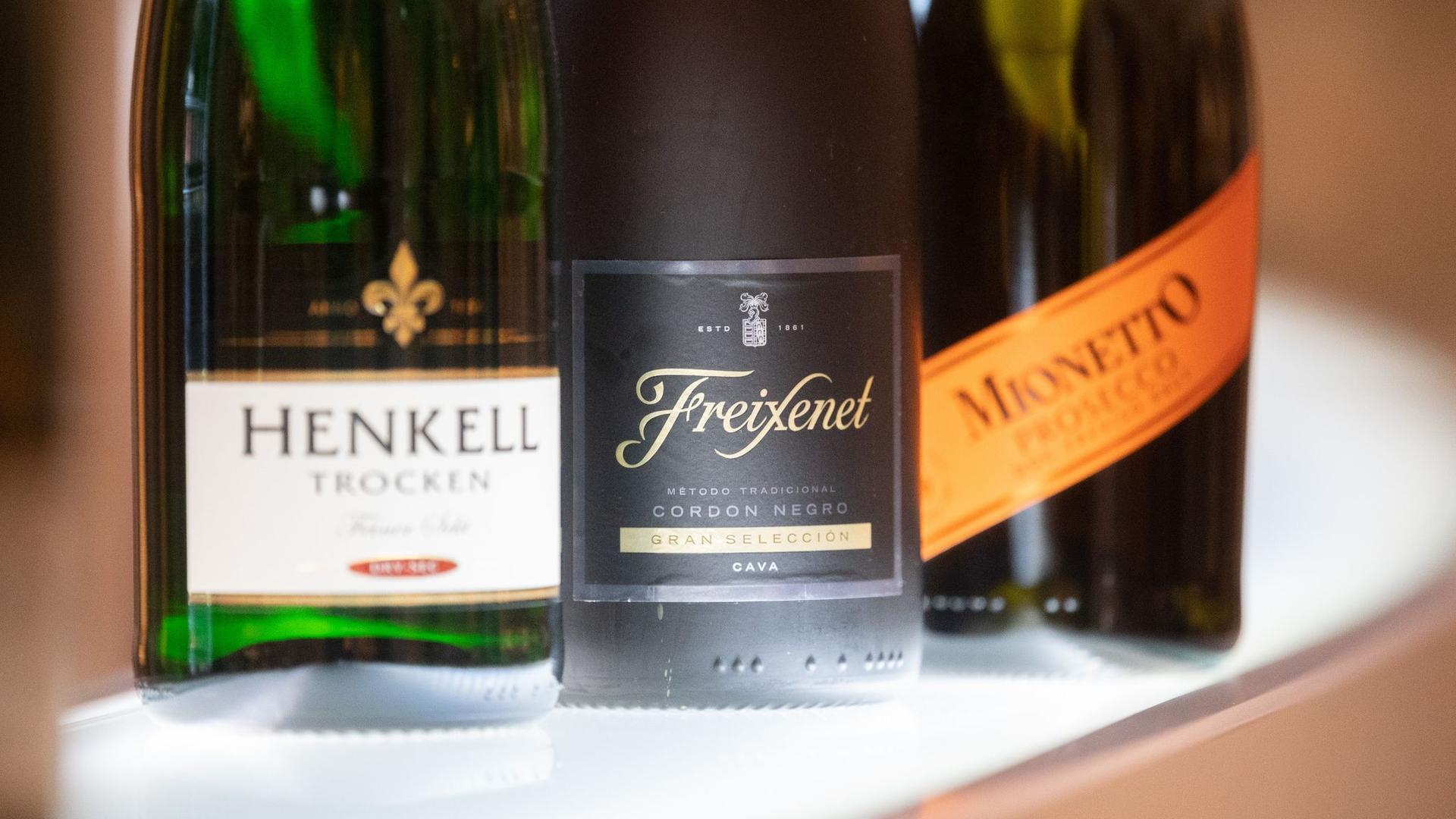 Flaschen von Henkell Trocken, Freixenet Cordon Negro und Mionetto Prosecco stehen in der Henkell & Co. Sektkellerei.