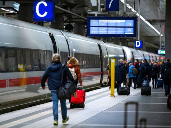 Fahrgäste steigen im Berliner Hauptbahnhof in einen ICE der Deutschen Bahn.
