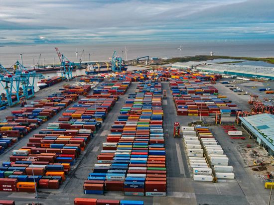 Blick auf Container im Hafen von Liverpool. Ein Jahr nach dem Brexit gibt es erneut Änderungen beim Export von Waren aus der EU nach Großbritannien.