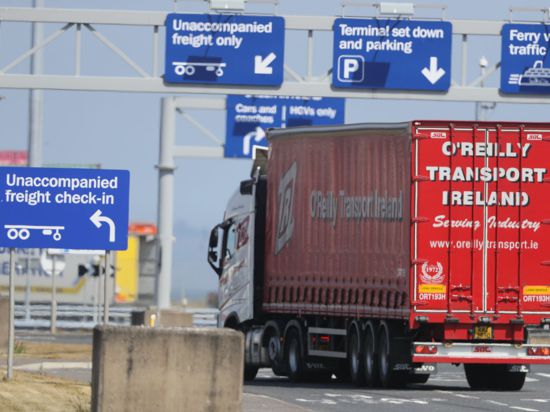 Ein Lastwagen steht im „Belfast Harbour“, einem der wichtigsten Gütertransitpunkte zwischen dem Vereinigten Königreich und der Europäischen Union.