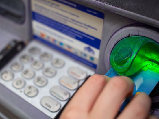 Bundesweit wurden in diesem Jahr von Januar November 116 Mal Geldautomaten manipuliert, um Kartendaten und Geheimnummer (PIN) von Bankkunden auszuspähen.