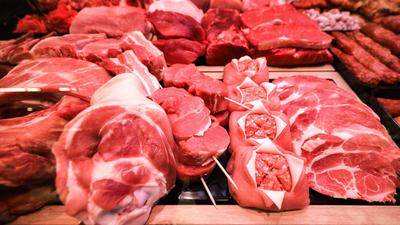 Verschiedene Sorten Fleisch liegen in einem Supermarkt. Die Preise für Fleisch sind zuletzt kräftig gestiegen.