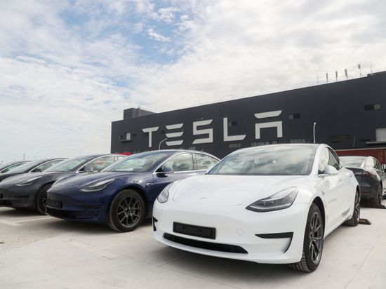 Fahrzeuge des „Models 3“ stehen vor der Tesla-Fabrik in Shanghai.