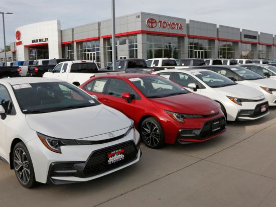 Mit rund 2,3 Millionen verkauften Autos im Jahr 2021 erobert Toyota die Marktführerschaft in den USA.