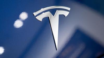 Der US-Elektroauto-Hersteller Tesla steht wegen der Eröffnung eines neuen Geschäfts in China in der Kritik.