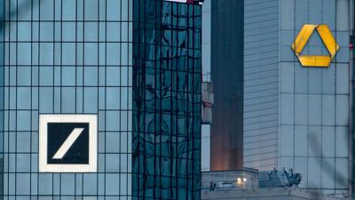 Cerberus will Aktien von Deutscher Bank (l) und Commerzbank abstoßen.