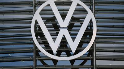 Die Chipkrise und weitere Zulieferprobleme haben die Verkäufe bei Volkswagen auch im zweiten Corona-Jahr 2021 noch einmal empfindlich abrutschen lassen.