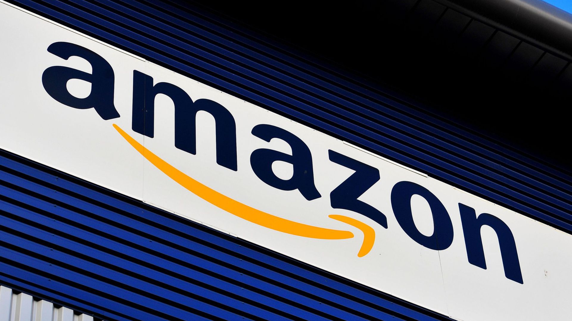 Das Amazon-Logo an einem Londoner Logistikzentrum.