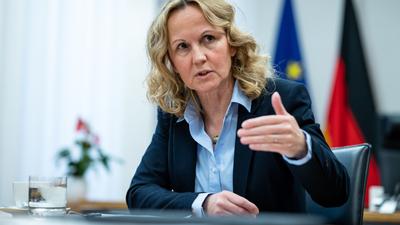 Umweltministerin Steffi Lemke (Bündnis 90/Die Grünen) stimmt die Landwirte auf einen radikalen Kurswechsel ein.