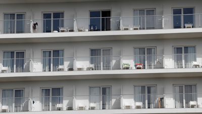 Balkone an einem Hotel am Strand von Arenal. Die Hotelbranche auf Mallorca soll die Arbeitsbedingungen ihrer Mitarbeiter verbessern und umweltfreundlicher werden.