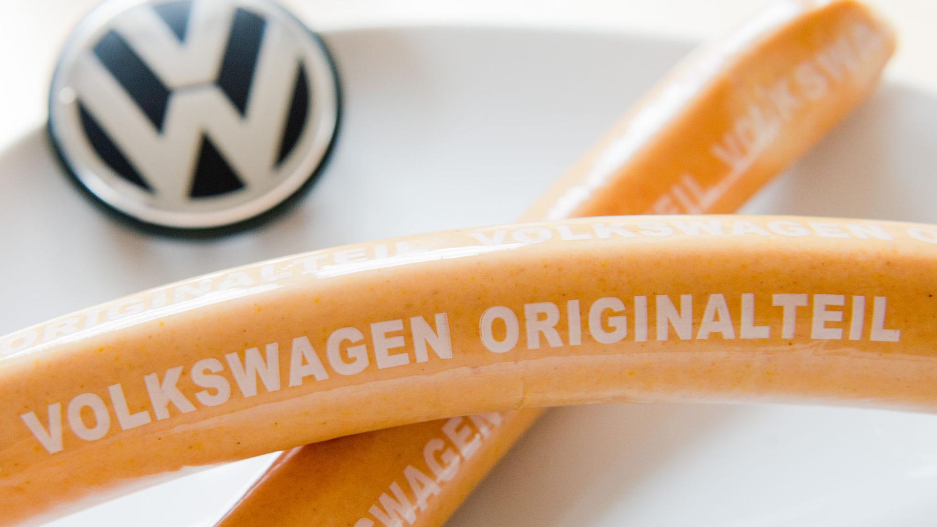 Eine Wurst mit der Aufschrift „Volkswagen Originalteil“.