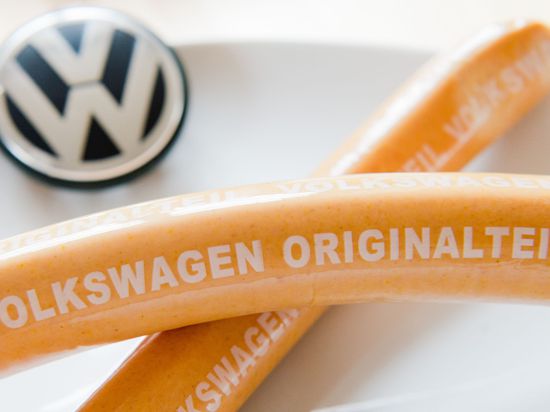 Eine Wurst mit der Aufschrift „Volkswagen Originalteil“.