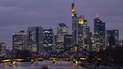Blick auf die Skyline der Bankenstadt Frankfurt: Deutschlands Mittelständler müssen nach Berechnungen der Bundesbank keine deutliche Verteuerung von Krediten infolge der verschärften Kapitalvorschriften für Banken fürchten.