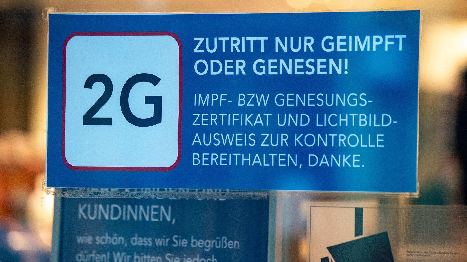 Ein Schild für die Zugangsregeln nach der 2G-Regel.