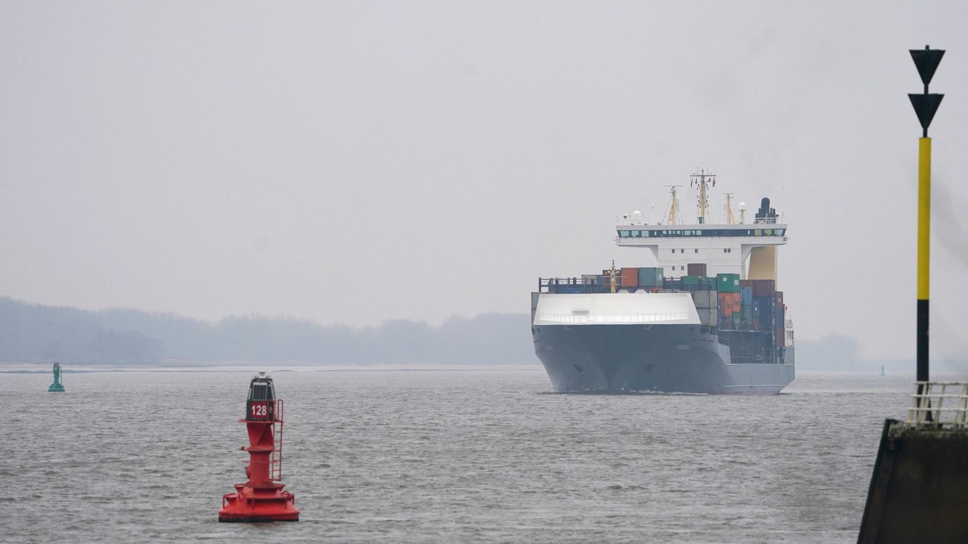 Ein Containerschiff auf dem Weg in den Hamburger Hafen.