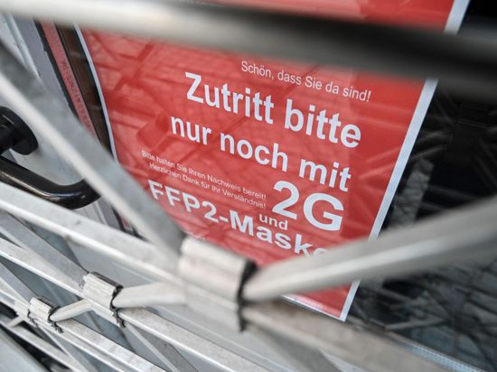 Am Eingang eines Ladens in der Ravensburger Innenstadt wird auf die Maskenpflicht und die 2G-Regel hingewiesen.