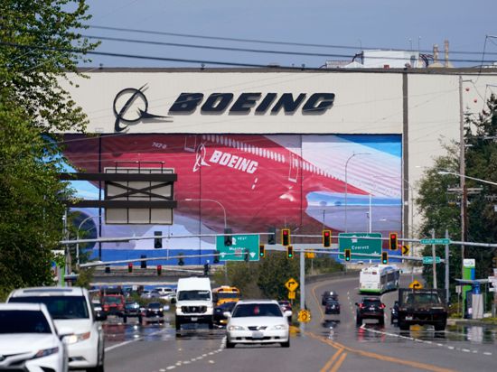 Die Corona-Krise und Probleme beim „Dreamliner“ haben dem US-Flugzeugbauer Boeing einen weiteren Milliardenverlust eingebrockt.
