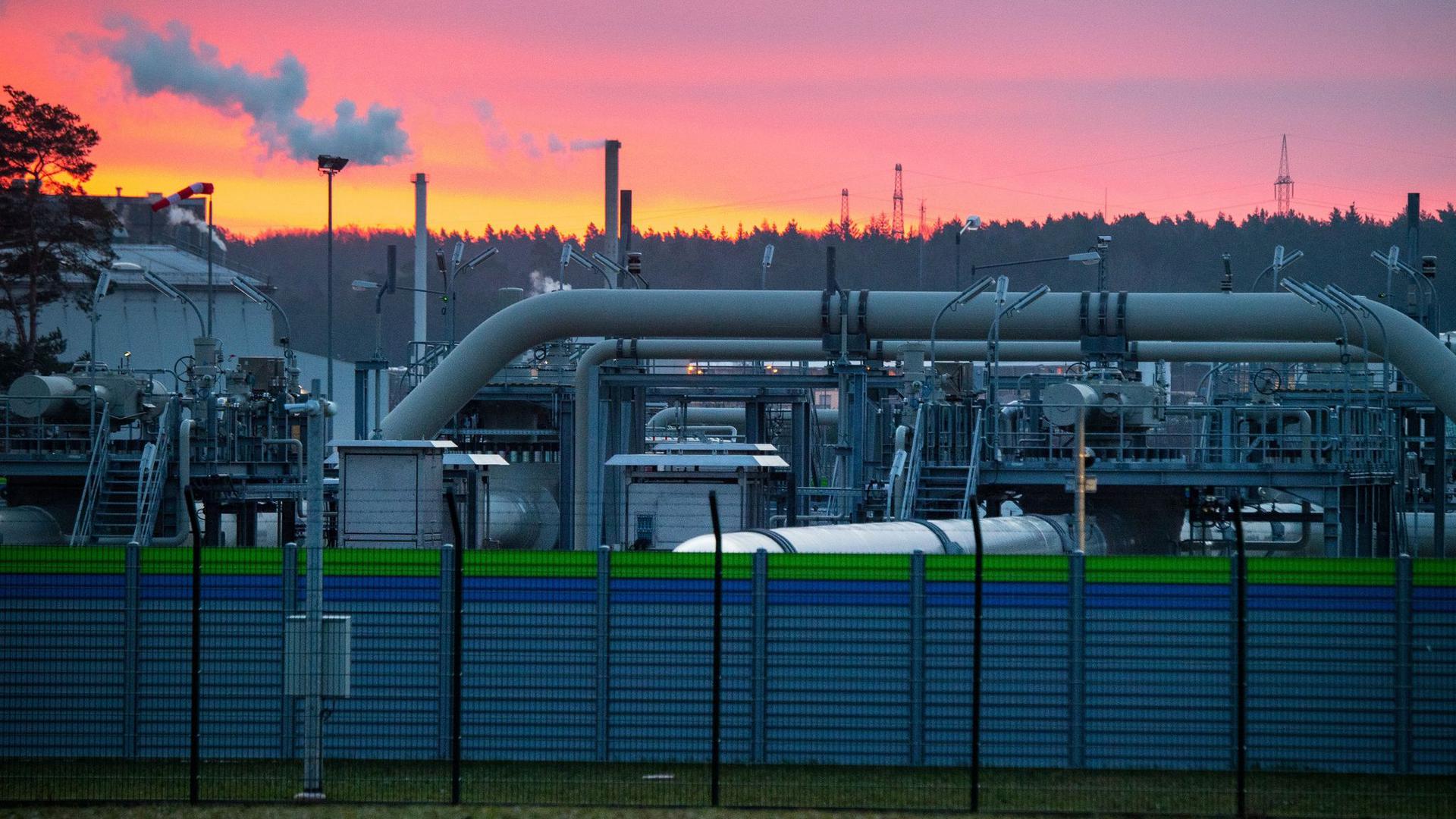 Blick auf Rohrsysteme in der Gasempfangsstation der Ostseepipeline Nord Stream 2 in Lubmin.
