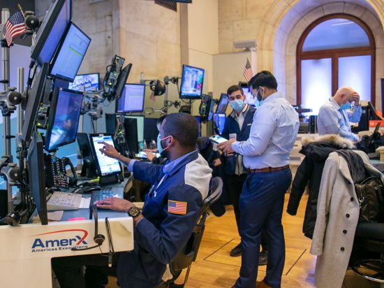 Händler arbeiten auf dem Parkett der New Yorker Börse an der Wall Street.