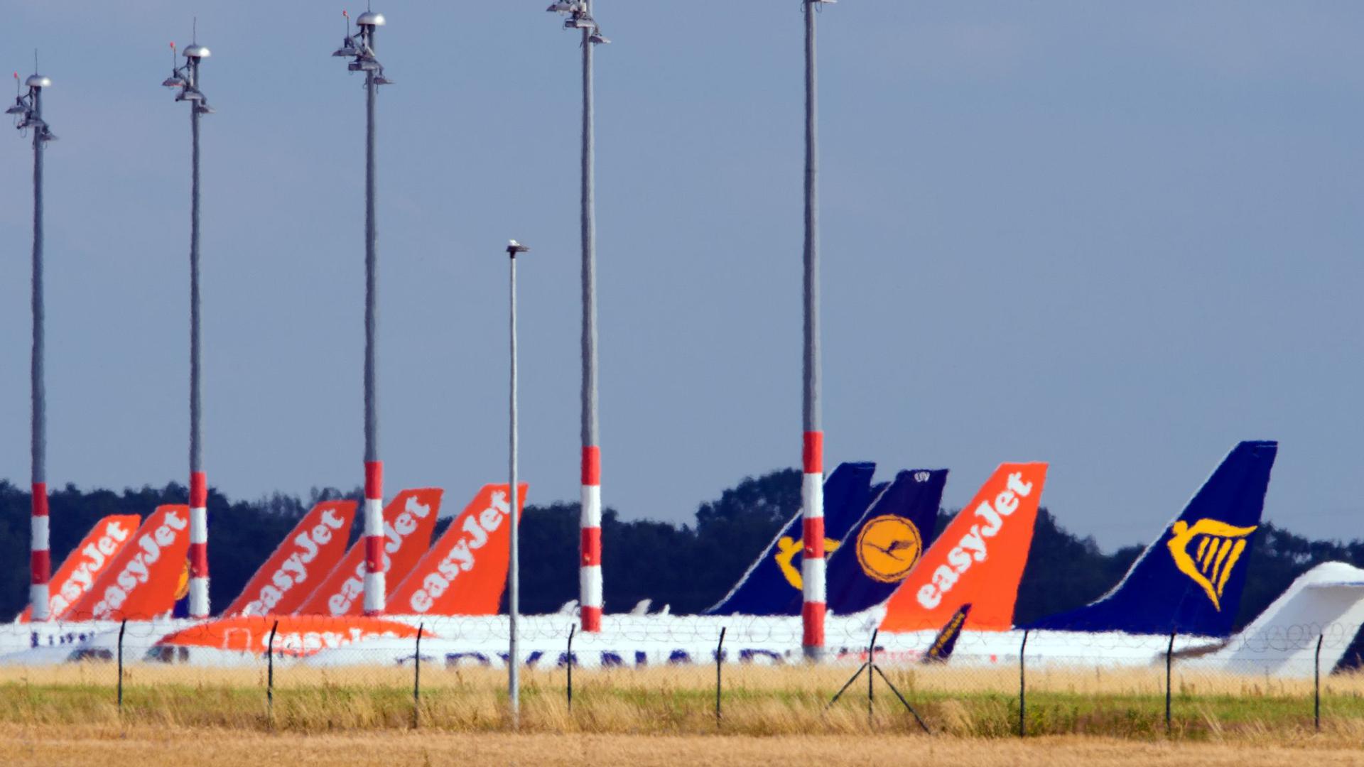 Flugzeuge von Easyjet, Lufthansa und Ryanair in Berlin.