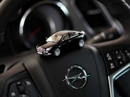 Ein kleines Modell des Insignia A von Opel.