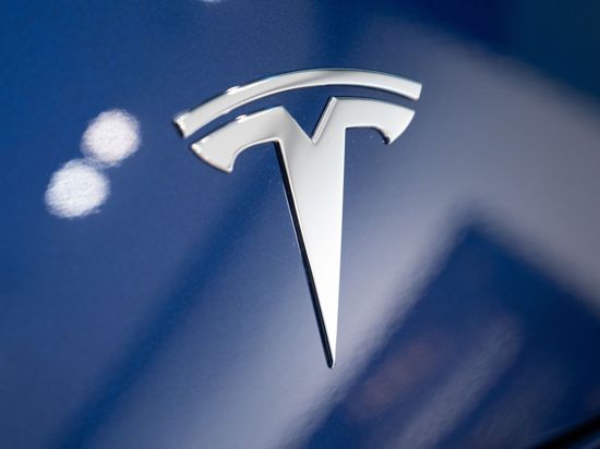 Das Tesla-Logo – Der US-Autobauer möchte in Grünheide bei Berlin E-Autos bauen.