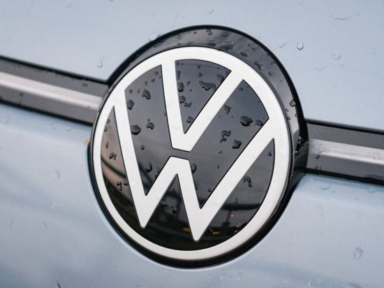 Regentropfen sammeln sich auf einem Volkswagen-Logo.