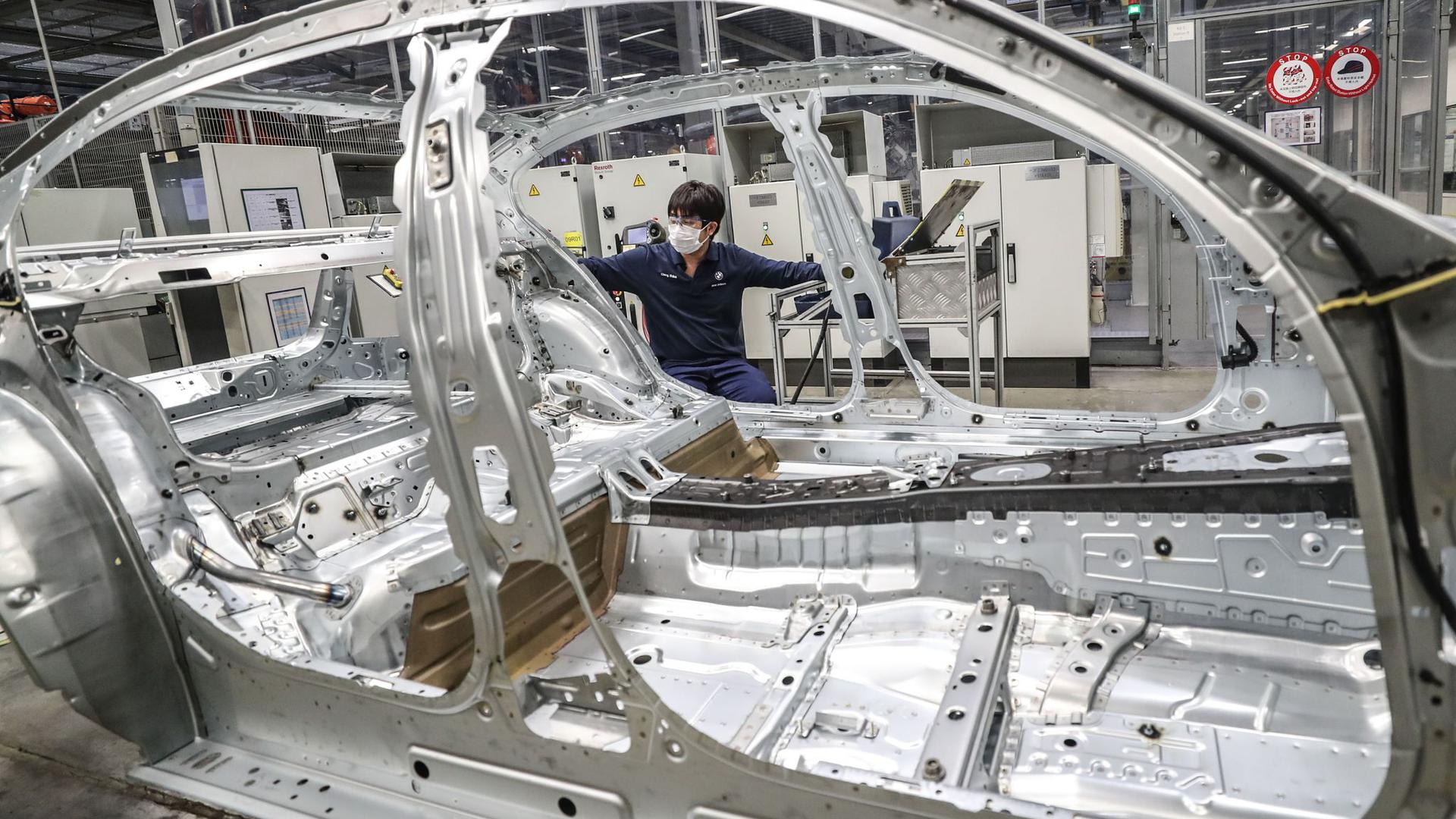 Ein Mann arbeitet im Tiexi-Werk von BMW Brilliance Automotive (BBA). BMW hat die Mehrheit an dem Gemeinschaftswerk mit dem chinesischen Autobauer Brilliance in China übernommen.