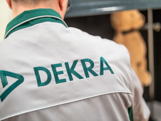 Der Prüfkonzern Dekra wünscht sich den Zugriff auf Daten für „hoheitliche Tätigkeiten“ wie die Fahrzeugprüfung.