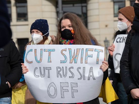 Solidaritäts-Demonstration für die Ukraine in Berlin mit der Forderung: „Cut Swift Cut Russia Off“.