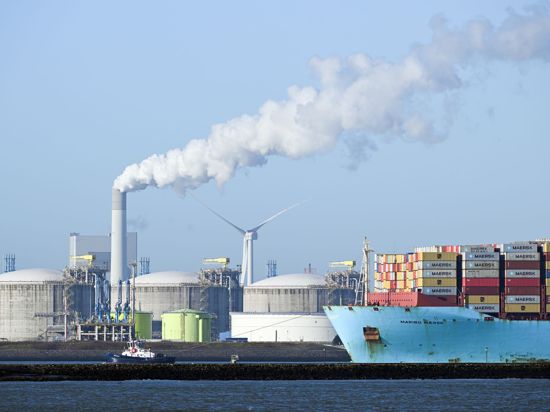 LNG-Terminal im Hafen von Rotterdam. Jetzt sollen auch in Deutschland solche Anlagen für Flüssiggas gebaut werden.