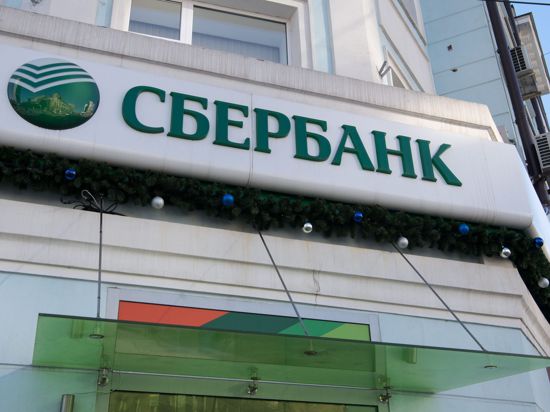 Das Logo der Sberbank an einer Filiale in Russland.