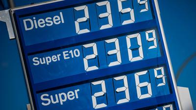 Die Spritpreise für Diesel und Benzin sind an einer Tankstelle angezeigt.