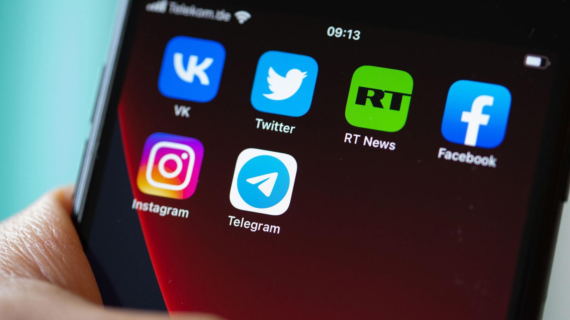 Auf dem Bildschirm eines Smartphones sind die Logos der Apps VKontakte (oben l-r), Twitter, RT News, Facebook, Instagram (unten l-r) und Telegram zu sehen.
