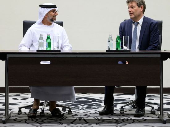 Wirtschaftsminister Robert Habeck führt in den Vereinigten Arabischen Emiraten (VAE) Gespräche über mögliche Energieimporte.