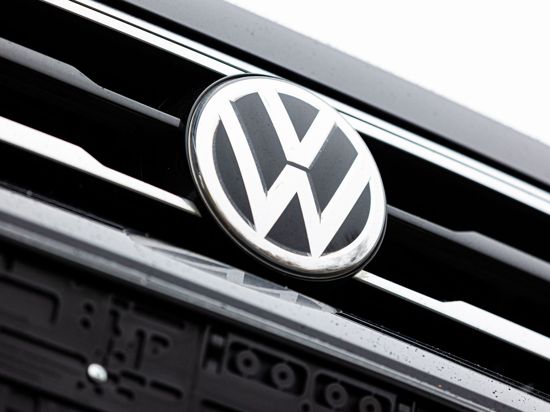 Das Logo von Volkswagen ist an einem Fahrzeug zu sehen.
