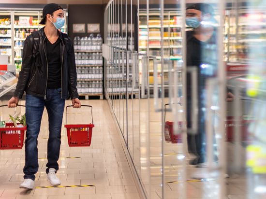 Die staatlich verordnete Maskenpflicht beim Einkaufen fällt in weiten Teilen Deutschlands weg, wenn die Geschäfte am Montag öffnen – gewisse Schutzvorkehrungen könnten aber bleiben.