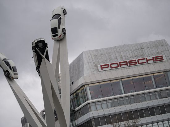 Der Schriftzug „Porsche“ ist auf einem Gebäude des Stammwerkes hinter der Statue „Inspiration 911“.