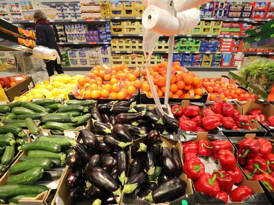 Obst und Gemüse im Supermarkt: Lebensmittel sind spürbar teurer geworden.