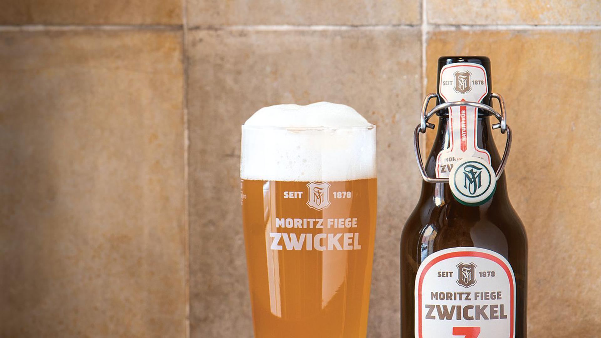 Eine Flasche Zwickelbier der Brauerei Moritz Fiege. Das „Z“ auf dem Flaschenetikett soll verschwinden.