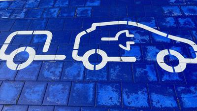 Ein Symbol für Elektro-Autos an einer Ladestation in Petersberg.