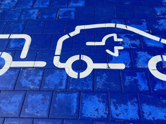 Ein Symbol für Elektro-Autos an einer Ladestation in Petersberg.