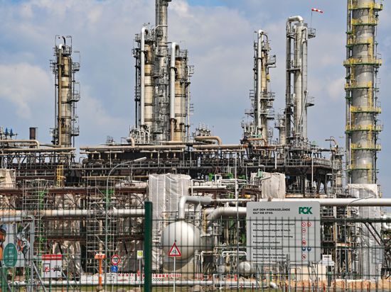In der Erdölraffinerie PCK in Schwedt kommt Rohöl aus Russland über die Pipeline „Freundschaft“ an. Der russische Energiekonzern Rosneft hatte im vergangenen Jahr einen Großteil der Erdölraffinerie PCK in Schwedt übernommen.