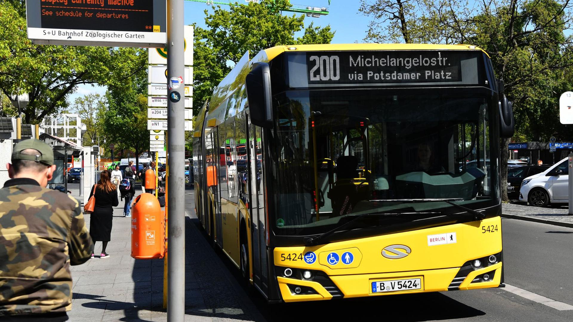 Ein BVG-E-Bus der Linie 200 an einer Haltestelle.